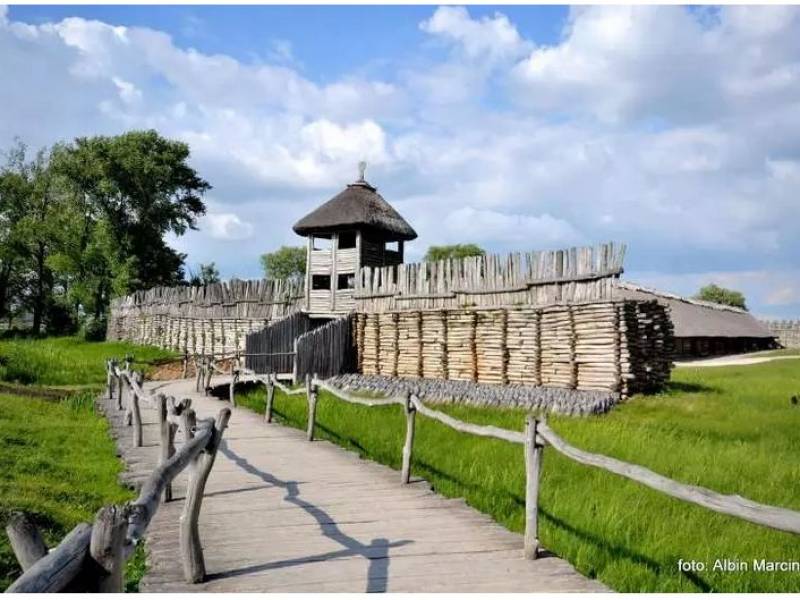 Biskupin osada obronna kultury łużyckiej